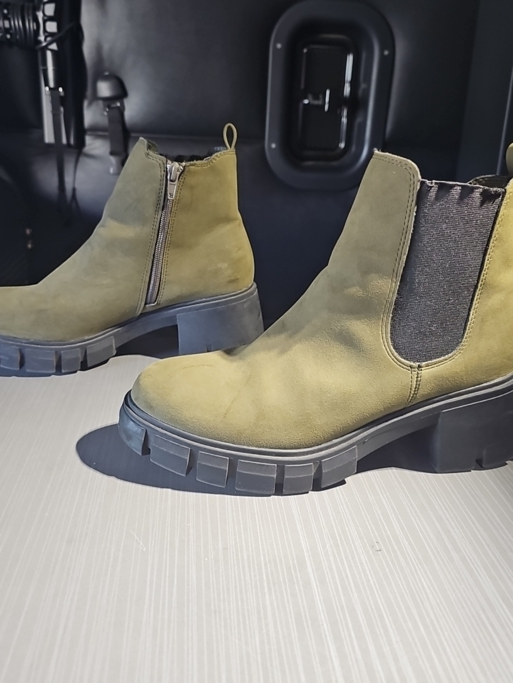 Madden Girl HAVENN Chelsea Boot Army Green Ankle Side Zip Womens 8.5 Good PreOwn